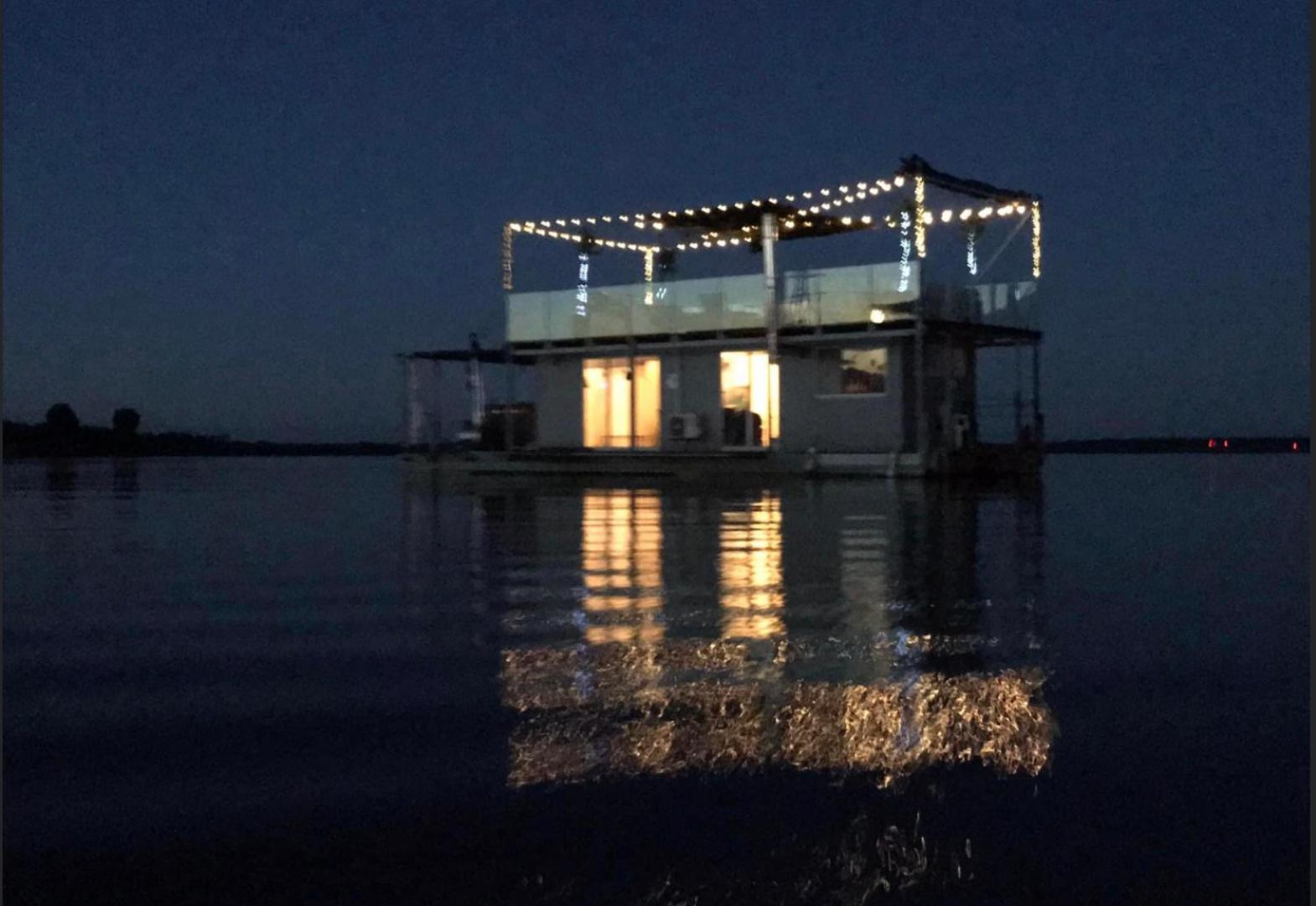 Hotel Houseboat On The Water à Liepāja Extérieur photo
