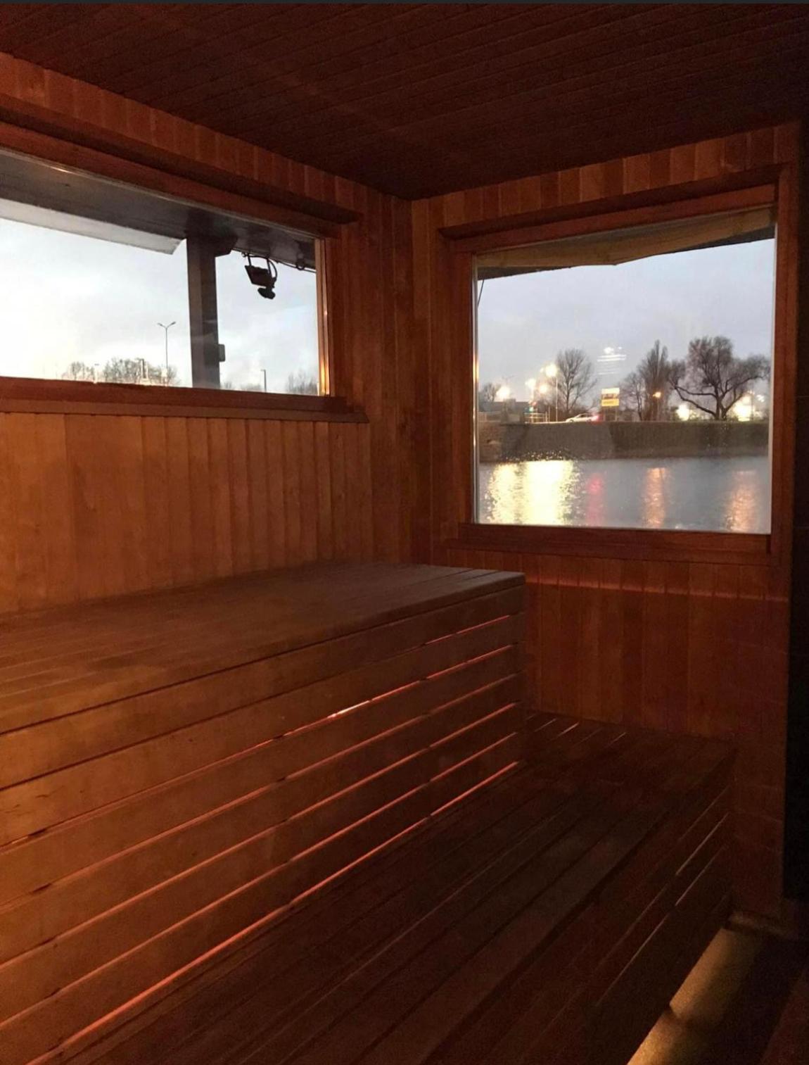 Hotel Houseboat On The Water à Liepāja Extérieur photo