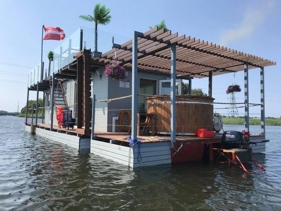 Hotel Houseboat On The Water à Liepāja Extérieur photo