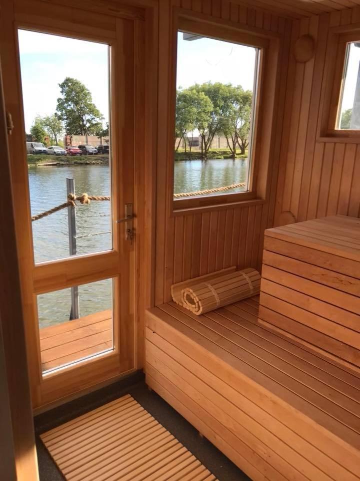 Hotel Houseboat On The Water à Liepāja Extérieur photo
