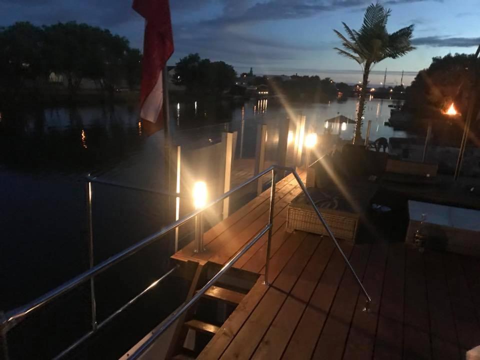 Hotel Houseboat On The Water à Liepāja Extérieur photo