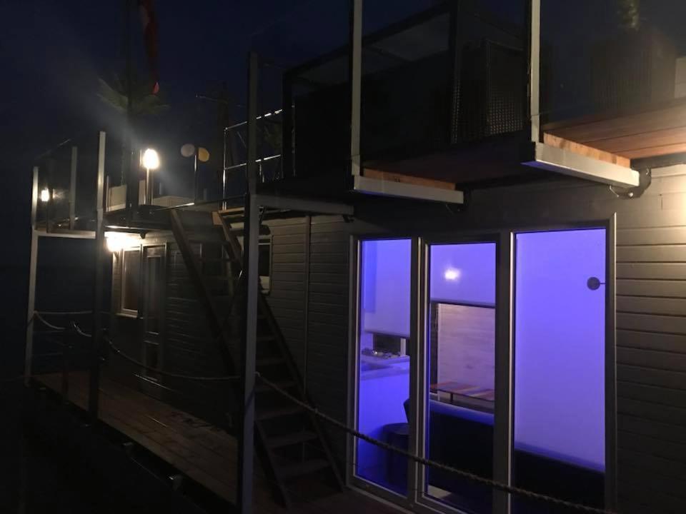 Hotel Houseboat On The Water à Liepāja Extérieur photo